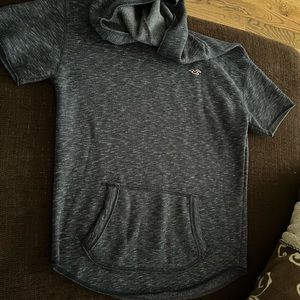 Hollister sweat shirt with short sleeves and hood. Soft. Size S, used once.